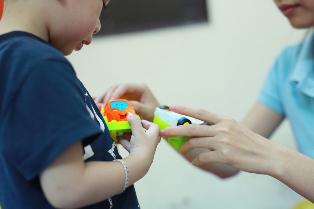 Làm thế nào để giao tiếp với trẻ mắc khiếm khuyết